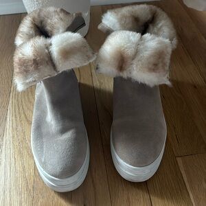 J/slides women’s 6 1/2 boots with fur - winter boot  worn 2 times ; like new
